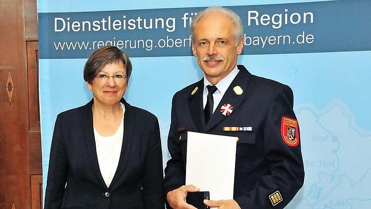 Horst Tempel mit Regierungspräsidentin Heidrun Piewernetz Foto: Fuchs