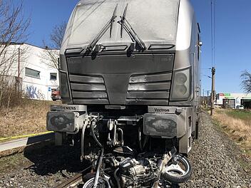 Nach einem Zusammenstoß eines Motorradfahrers mit einem Zug an einem Bahnübergang im Kreis Coburg kommt es zu Verkehrsbehinderungen.  Foto: NEWS5 / DESK