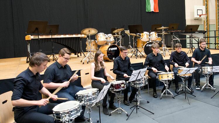 Mit der einfachen Trommel f&auml;ngt alles an: Die Berufsfachsch&uuml;ler pr&auml;sentierten die elementaren Techniken einer semi-professionellen Ausbildung am Schlaginstrument. Nicole Julien-Mann