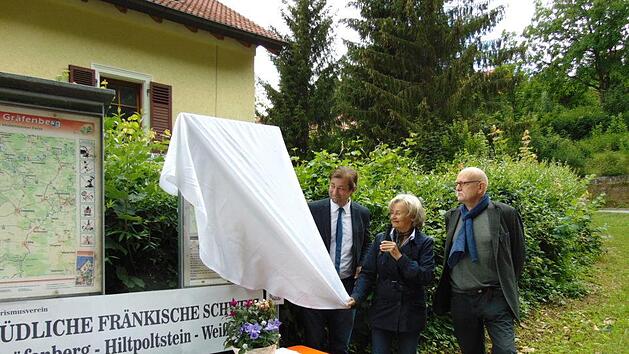 Die Wandertafel wird enth&uuml;llt.  Foto: Petra Malbrich