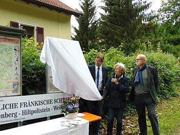 Die Wandertafel wird enthüllt.  Foto: Petra Malbrich