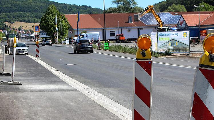In wenigen Wochen dürfen sich die Brückenauer endlich über eine neue Straße freuen - ohne Verzögerungen durch eine Ampelanlage. Bild: Julia Raab