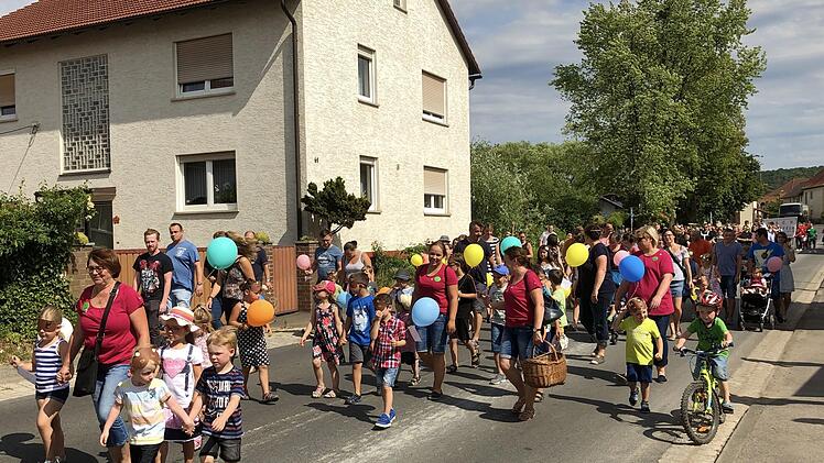 Die Jüngsten der Gemeinde, die Kinder des Stettfelder Kindergartens, ließen es sich auch in diesem Jahr nicht nehmen, dem Festzug bunte Farbtupfer zu verleihen.