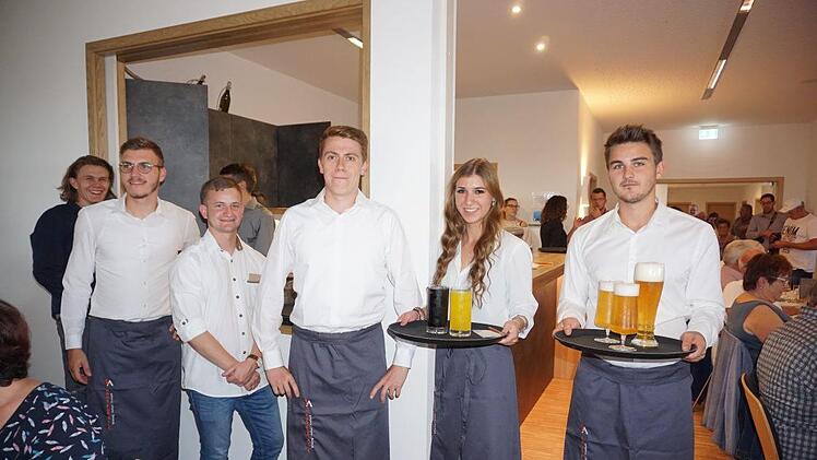 Die Langenleitener Jugend hat im neuen Dorfgemeinschaftshaus eigene  Räume. Nun geben sie der Dorfgemeinschaft auf ihre Weise ihren Dank  zurück. Sie übernahmen bei der Eröffnung den Service und bieten dies  auch künftig bei Veranstaltungen an. Das Bild zeigt von links: Nicolas  Kirchner, Lukas Beinhauer, Frederic Bühner, Alicia Wappes und Nick Erthl. Foto: Marion Eckert