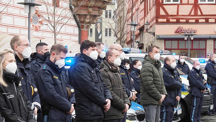 Beamte der Polizeiinspektion Coburg gedachten am Freitagvormittag auf dem Marktplatz der beiden get&ouml;teten Kollegen in Rheinland-Pfalz. Am vergangenen Montag waren eine 24 Jahre alte Polizeianw&auml;rterin und ein 29-j&auml;hriger Oberkommissar bei einer Verkehrskontrolle erschossen worden. Zwei Tatverd&auml;chtige sind festgenommen worden.
