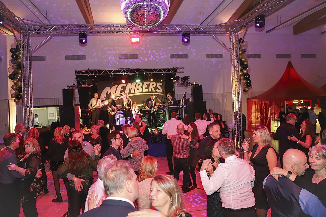 Es wurde in das Jahr 2025 gefeiert.