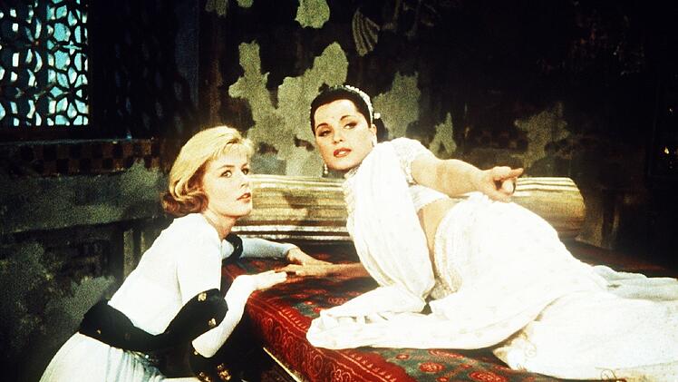 Irene (Sabine Bethmann, links) verrät der Tempeltänzerin Seetha (Debra Paget), dass ihr Bruder noch lebt und gefangen gehalten wird.