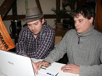 Sie sind ein Team: Der politische Geschäftsführer Marcel Brozek (links) und der Vorsitzende der Piratenpartei, Kreisverband Kronach, Peter Gossrau. Foto: Veronika Schadeck