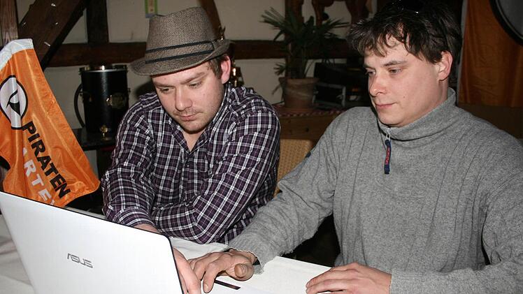 Sie sind ein Team: Der politische Geschäftsführer Marcel Brozek (links) und der Vorsitzende der Piratenpartei, Kreisverband Kronach, Peter Gossrau. Foto: Veronika Schadeck