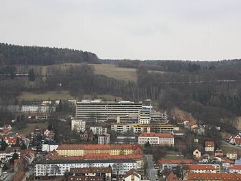Was den Erbauern des Kulmbacher Klinikums vor gut 50 Jahren wohl besonders reizvoll erschien, sorgt heute für Probleme. Die Lage am Südhang hoch über der Blaich lässt wenig Platz für neue Parkplätze. Foto: Katrin Geyer