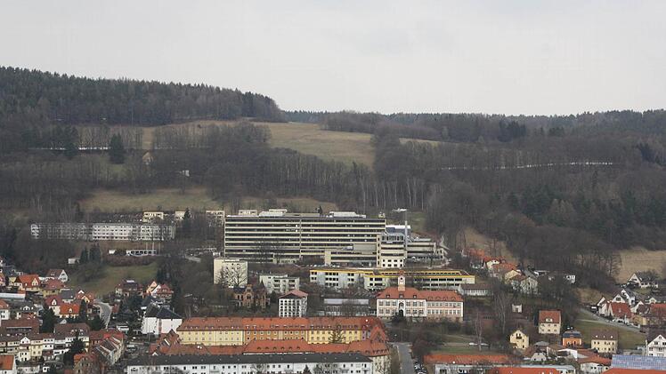 Was den Erbauern des Kulmbacher Klinikums vor gut 50 Jahren wohl besonders reizvoll erschien, sorgt heute für Probleme. Die Lage am Südhang hoch über der Blaich lässt wenig Platz für neue Parkplätze. Foto: Katrin Geyer