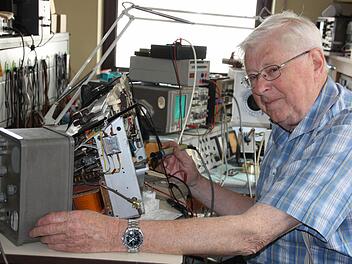 Ewald Müller ist fast täglich noch in seiner Hausener Werkstatt.  Foto: Edgar Bartl