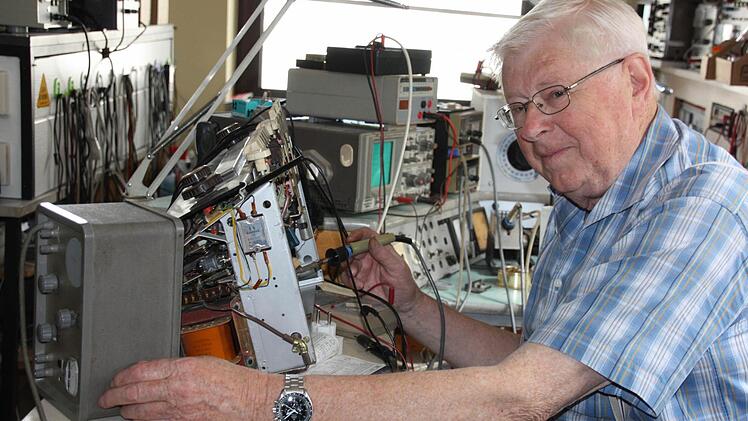 Ewald Müller ist fast täglich noch in seiner Hausener Werkstatt.  Foto: Edgar Bartl