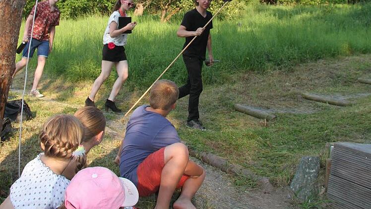 Plötzlich taucht Burgführer Samuel Dupke auf und führt das amerikanische Touristenpaar (Sarah Albrecht und Davin Koch) in typischem Fränkisch-Englisch durch die Gegend. Ein Lacherfolg.