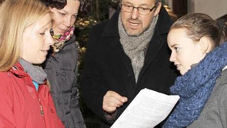 Letzte Feinheiten werden abgesprochen: (von links) Sabine Scheer, Kerstin Klostermann, Pastoralreferent Josef Ellner und die Autorin des Stücks, Korinna Fischer.