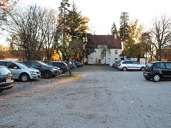 Auf diesem Grundstück hinter der Galster-Villa in Höchstadt könnte der Landkreis Container aufstellen. Foto: Andreas Dorsch