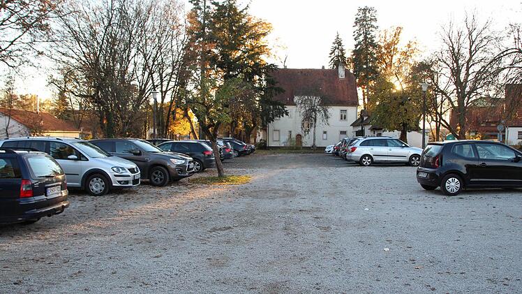 Auf diesem Grundstück hinter der Galster-Villa in Höchstadt könnte der Landkreis Container aufstellen. Foto: Andreas Dorsch