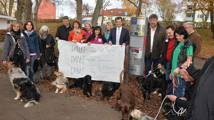 Gruppenbild mit Politik, Sponsoren und Hundefreunden Foto: Ronald Rinklef