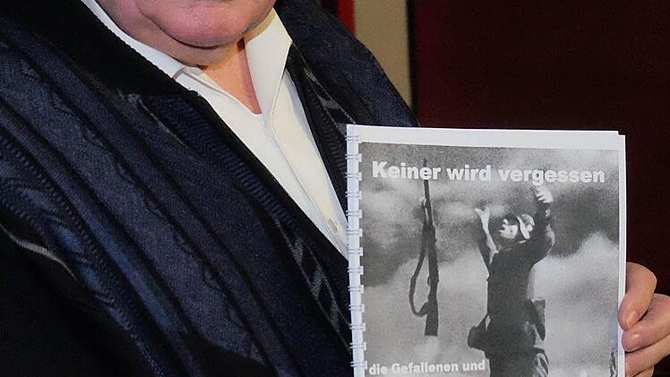 Altbürgermeister Herbert Kohlhepp mit seiner Zeitung  Foto: Gerd Schaar