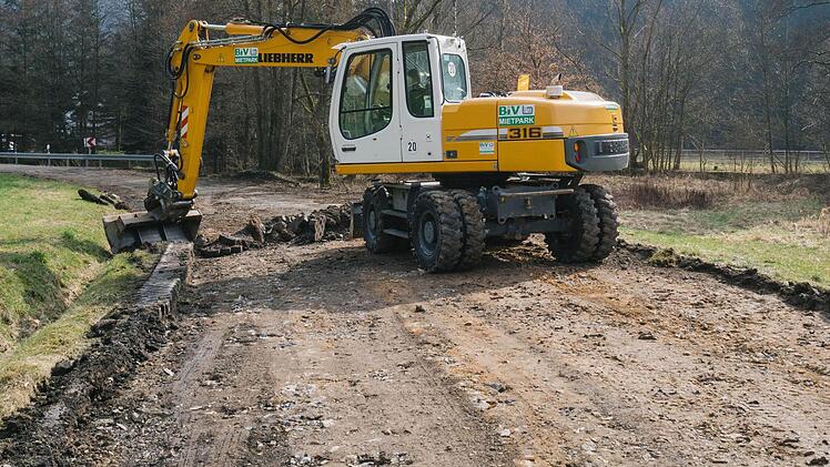 Auf der Ausbaustrecke der KC 3 nach Gifting hat am Donnerstagnachmittag ein Bagger die Hauptleitung beschädigt. Dieses Bild entstand vor drei Wochen auf der Baustelle. Foto: Marian Hamacher