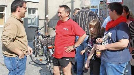 Am Stand in Steinwiesen suchte Gräber das Gespräch. Fotos: Schadeck