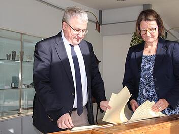 Bezirksheimatpfleger Klaus Reder und seine Stellvertreterin Birigt Speckle besuchen die Ausstellung "200 Jahre Unterfranken in Bayern" in der Georgi-Halle Bad Brückenau. Foto: Ulrike Müller