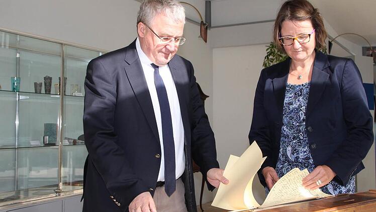 Bezirksheimatpfleger Klaus Reder und seine Stellvertreterin Birigt Speckle besuchen die Ausstellung "200 Jahre Unterfranken in Bayern" in der Georgi-Halle Bad Brückenau. Foto: Ulrike Müller