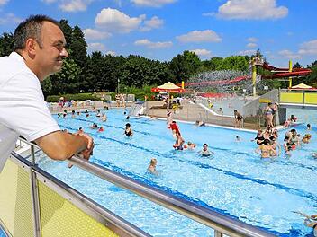 Alles im Blick: Detlef Friedrich ist Schwimmmeister im rund 60 000 Quadratmeter großen Hallstadter Freibad.  Fotos: Matthias Hoch