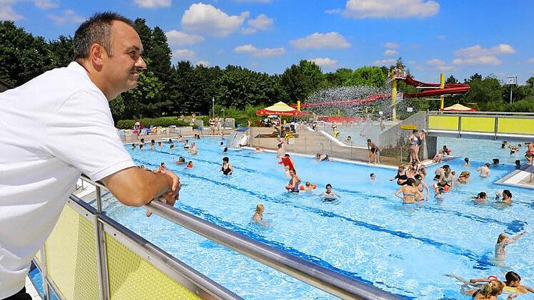 Alles im Blick: Detlef Friedrich ist Schwimmmeister im rund 60 000 Quadratmeter großen Hallstadter Freibad.  Fotos: Matthias Hoch