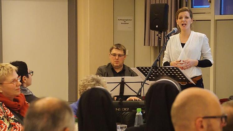 Die G&auml;ste der Jubil&auml;umsfeier, wie die Vorsitzende des Seniorenbeirats Anette Christian (links im Bild), genossen die musikalische Begleitung durch Claudia Raab, Gesang, und Andreas Brunner, Piano.Pascale Ferry