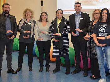 Birgit Schmitt (r.), Leiterin der Sportgruppe von "Gemeinsam gegen Krebs", führte Referenten und Ehrengäste in den "Pfad der Kraft" ein. Das ist eine sanfte Fitnessübung für alle. Mit im Bild sind Martina Stauch (4. v. l.), Lucia Frey (2. v. l.) und Henriette Hönings (3. v. l.). Foto: K.- H. Hofmann