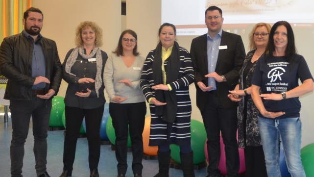 Birgit Schmitt (r.), Leiterin der Sportgruppe von "Gemeinsam gegen Krebs", führte Referenten und Ehrengäste in den "Pfad der Kraft" ein. Das ist eine sanfte Fitnessübung für alle. Mit im Bild sind Martina Stauch (4. v. l.), Lucia Frey (2. v. l.) und Henriette Hönings (3. v. l.). Foto: K.- H. Hofmann