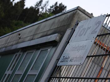 Seitdem die Firma Dreefs die Räume in Steinwiesen verlassen hat, dienten die Hallen zwischenzeitlich als Lager. Im Juli soll hier wieder gearbeitet werden. Foto: Alexander Löffler