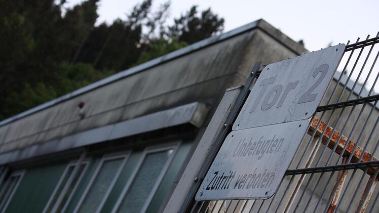 Seitdem die Firma Dreefs die Räume in Steinwiesen verlassen hat, dienten die Hallen zwischenzeitlich als Lager. Im Juli soll hier wieder gearbeitet werden. Foto: Alexander Löffler