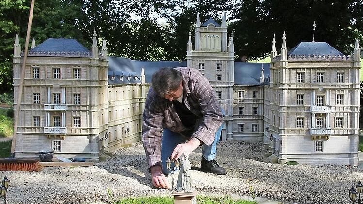 Aus dem Archiv: Michael Schelhammer befestigt eine Laterne am Mini-Schlossplatz, um ihm noch den letzten Feinschliff vor der Eröffnung zu geben.