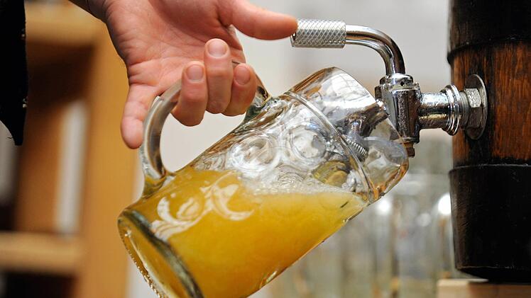 Angaben des Deutschen Brauerbundes zufolge, wurden im Jahr 2018 über 6000 verschiedene Biermarken in Deutschland produziert. Foto: Andreas Gebert/dpa