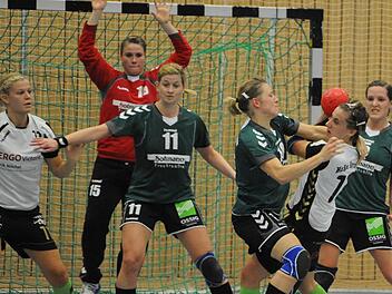 Wer gegen die SG Garitz/Nüdlingen Tore erzielen will, muss hart dafür arbeiten. Auf unserem Bild steht der SG-Block mit (von links) Stephanie Piske, Manuela Schäfer, Natascha Will und Lisa Wenzke. Foto: Hopf