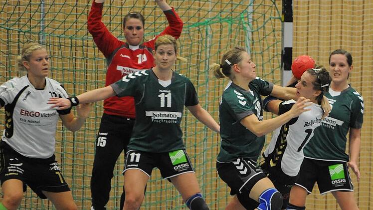 Wer gegen die SG Garitz/Nüdlingen Tore erzielen will, muss hart dafür arbeiten. Auf unserem Bild steht der SG-Block mit (von links) Stephanie Piske, Manuela Schäfer, Natascha Will und Lisa Wenzke. Foto: Hopf
