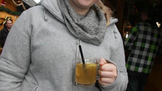 Lena Lauterbach findet, dass ein heißer Caipi einfach dazu gehört - egal, welche Temperaturen es so hat