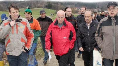 Auch SPD-Kreisvorsitz Reiner Büttner und Kreisrat Jürgen Kränzlein (v. l. ) informierten sich vor Ort über das geplante Silo.