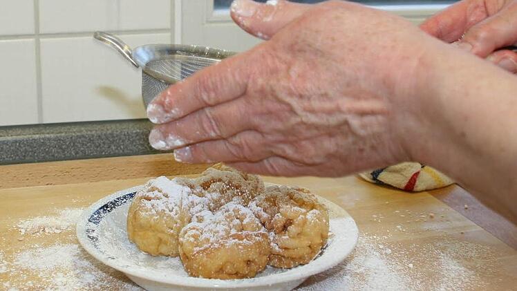 Die Puderzuckergarnitur darf beim traditionellen Gebäck nicht fehlen. Foto: Daniela Röllinger