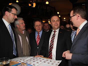 Minister im Mittelpunkt: Hans-Peter Friedrich (Zweiter von rechts) im Kreise seiner christsozialen Kollegen (von links) Martin Schöffel, Ludwig Freiherr von Lerchenfeld, Henry Schramm und Wolfram Brehm. Foto: Adam