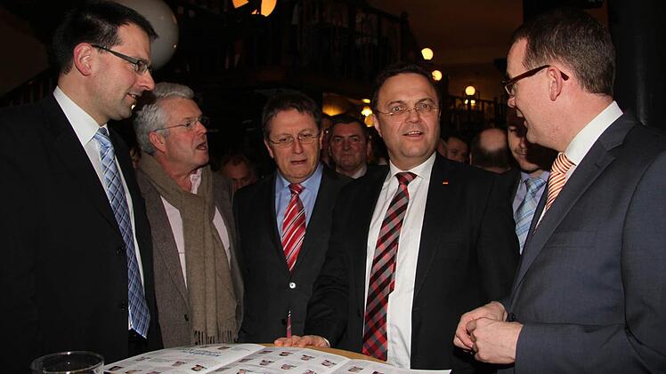 Minister im Mittelpunkt: Hans-Peter Friedrich (Zweiter von rechts) im Kreise seiner christsozialen Kollegen (von links) Martin Schöffel, Ludwig Freiherr von Lerchenfeld, Henry Schramm und Wolfram Brehm. Foto: Adam