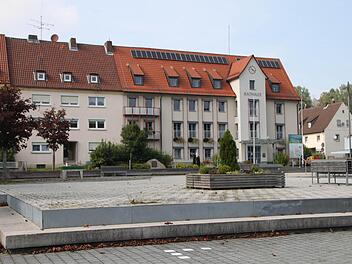Der Rathausplatz von Wildflecken. Foto: Ulrike Müller
