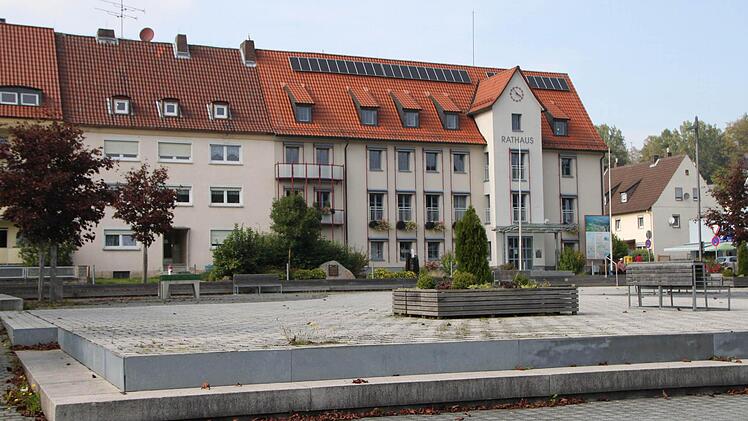 Der Rathausplatz von Wildflecken. Foto: Ulrike Müller