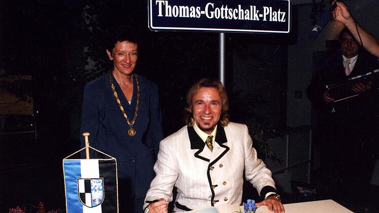 Seit 2001 ist Thomas Gottschalk Ehrenbürger seiner Heimatstadt Kulmbach. Hier trägt er sich nach der Verleihung ins Goldene Buch der Stadt ein; links die damalige Oberbürgermeisterin Inge Aures. Foto: Bayerische Rundschau