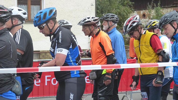 Manfred Weiler (orangenes Trikot). Foto: Carmen Schwind
