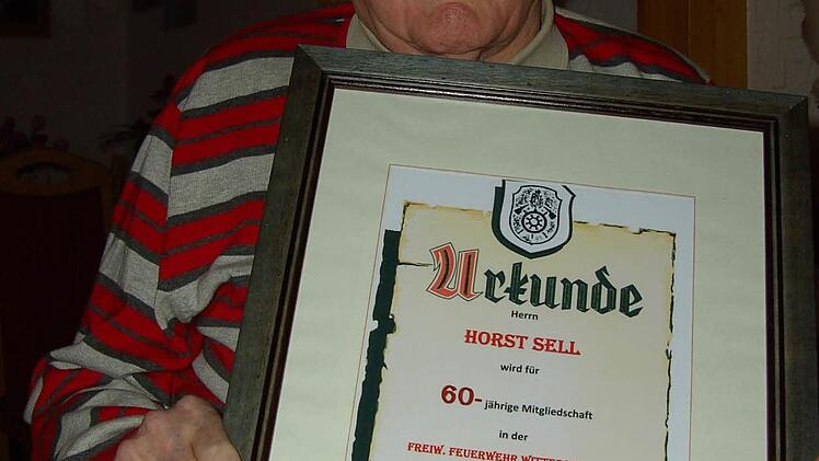 Horst Sell ist seit 60 Jahren Mitglied der Feuerwehr und erhielt dafür eine Urkunde. Fotos: Udo Sell