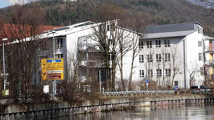 Wie die Fusion der Klinik in Ebermannstadt (Bild) mit dem Haus in Forchheim aussehen könnte, darüber wollen noch im März der Stiftungsausschuss des Forchheimer Stadtrates und der Kreisausschuss verhandeln. Foto: Josef Hofbauer