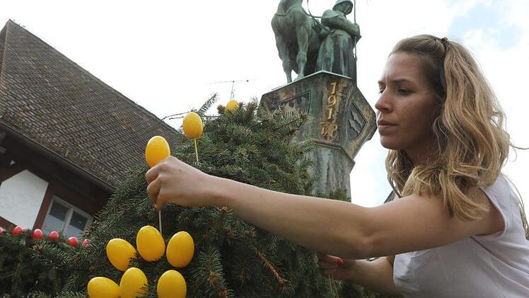 Eva Giesel vom Gartenamt beim Schmücken des Osterbrunnens. Foto. Barbara Herbst